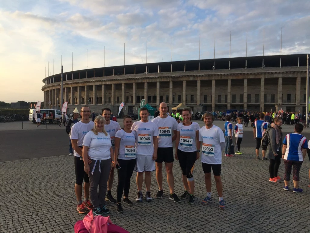 Das SelectLine Lauf-Team vor dem Olympiastadion Berlin