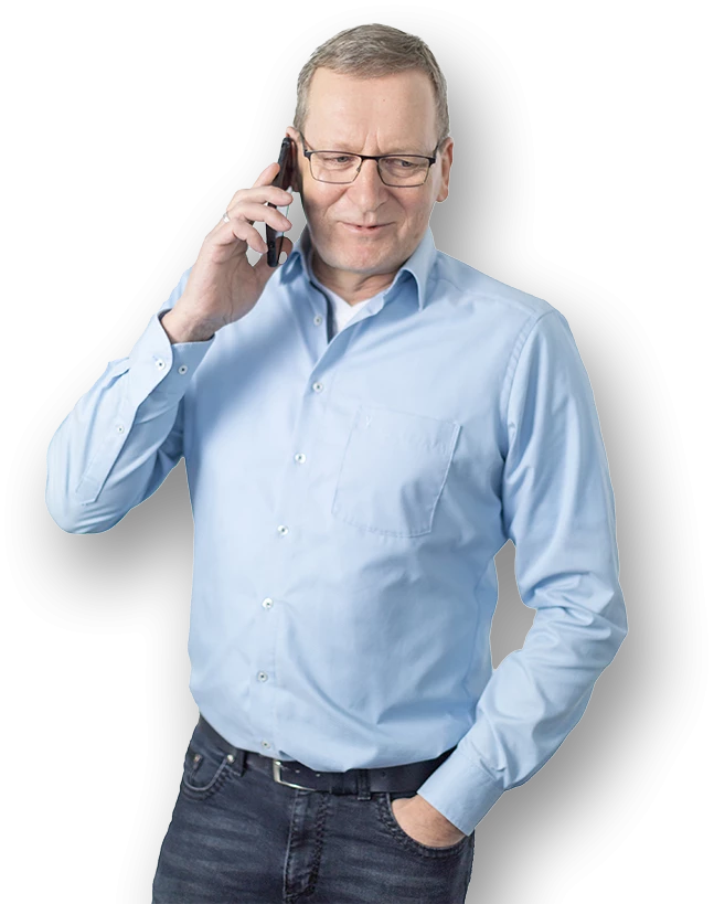 Freistehender Softwareberater Uwe am Telefon