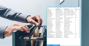 Person ordnet Dokumente in einem Büroarchivsystem ein, Bildschirm mit SL DMS Verschlagworter-Software im Hintergrund.