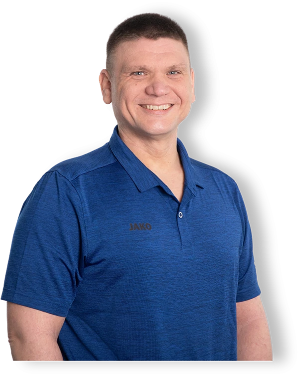 Der lächelnde Consultant der SelectLine Software GmbH Marcel Cleve trägt ein dunkelblaues Poloshirt und steht als Referent für individuelle Schulungen bereit.