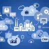 Grafische Darstellung eines vernetzten Systems verschiedener Geschäftsmanagement-Symbole wie ERP, CRM, Cloud-Computing, Datenanalytik und Industrie-Symbole auf blauem Hintergrund.