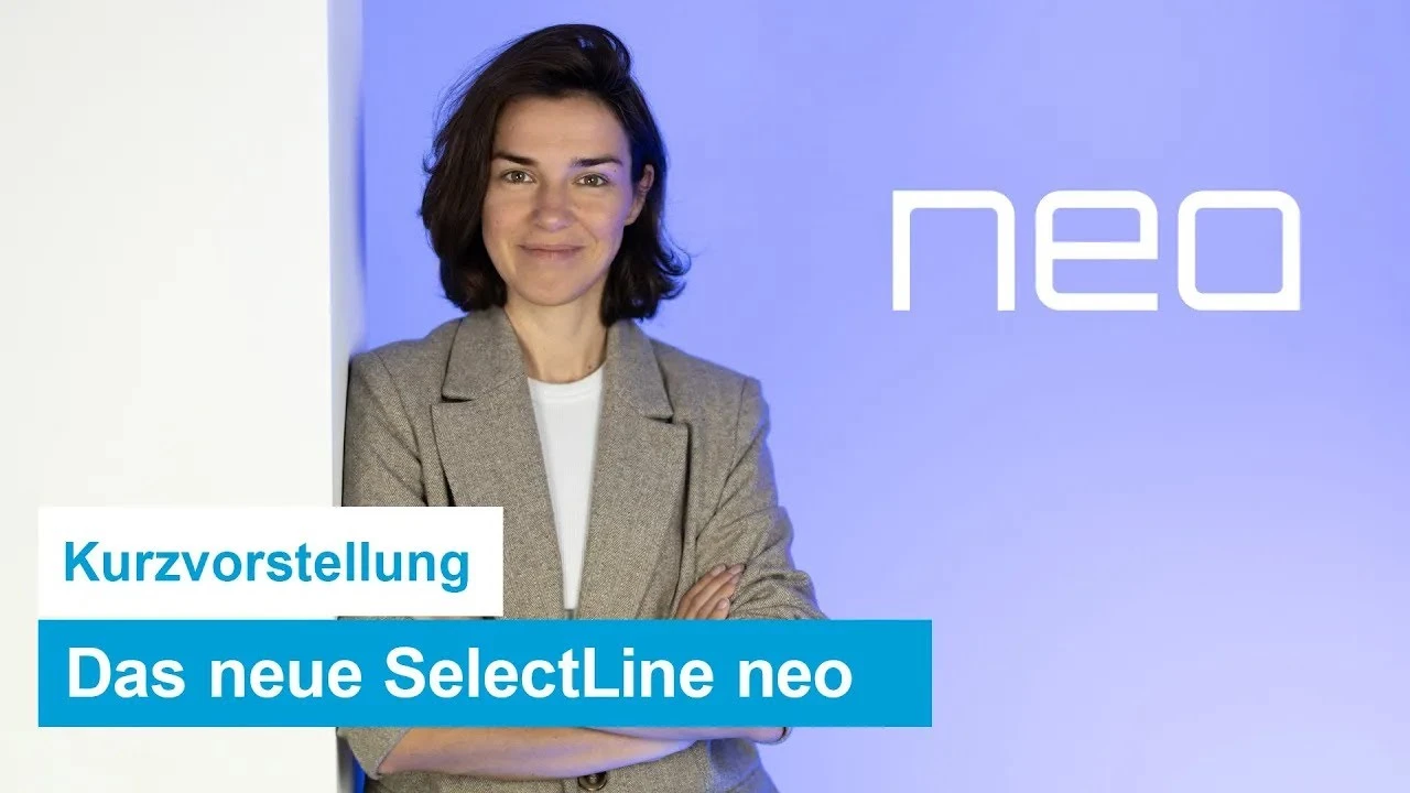 Eine lächelnde Frau lehnt an einer weißen Wand vor einem blauen Hintergrund neben dem Schriftzug "neo". Im Vordergrund befindet sich ein Textbanner mit der Aufschrift "Kurzvorstellung - Das neue SelectLine neo"