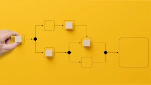 Eine Hand, die ein Diagramm auf einer gelben Pinnwand verbindet, steht für die EDI Transus Schnittstelle der CTS KG für integrierte Geschäftsprozesse.