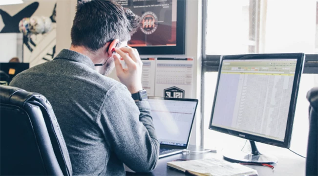 Mann, der in einem Büro am Computer arbeitet, mit dem VDS.Artikelimporter der Firma Viebrock DatenService GmbH im Vordergrund