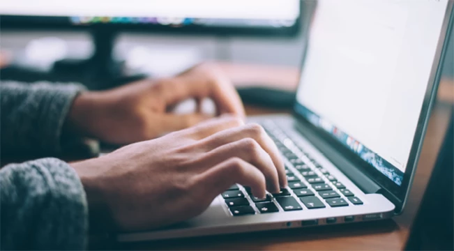 Person arbeitet an einem Laptop